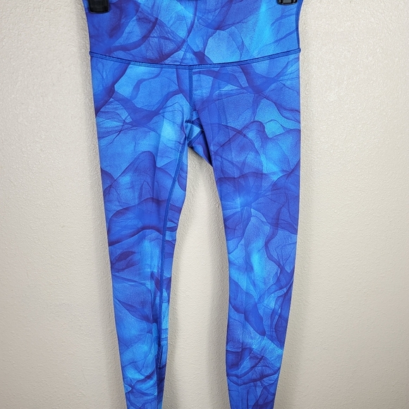 Lululemon Athletica T3 Camo Leggings
Size 4 - Picture 9 of 9